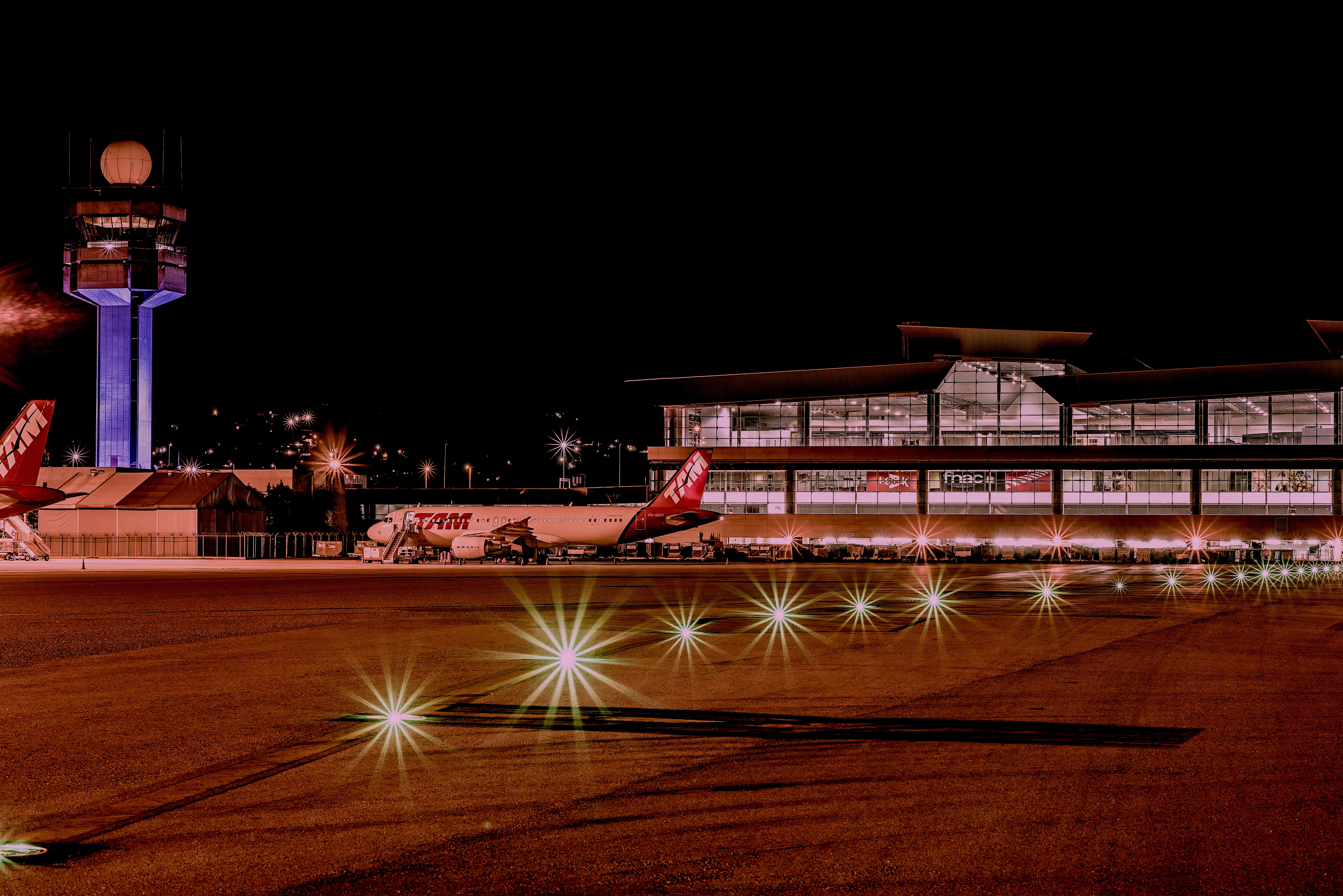 Aeroporto_de_Guarulhos_à_noite
